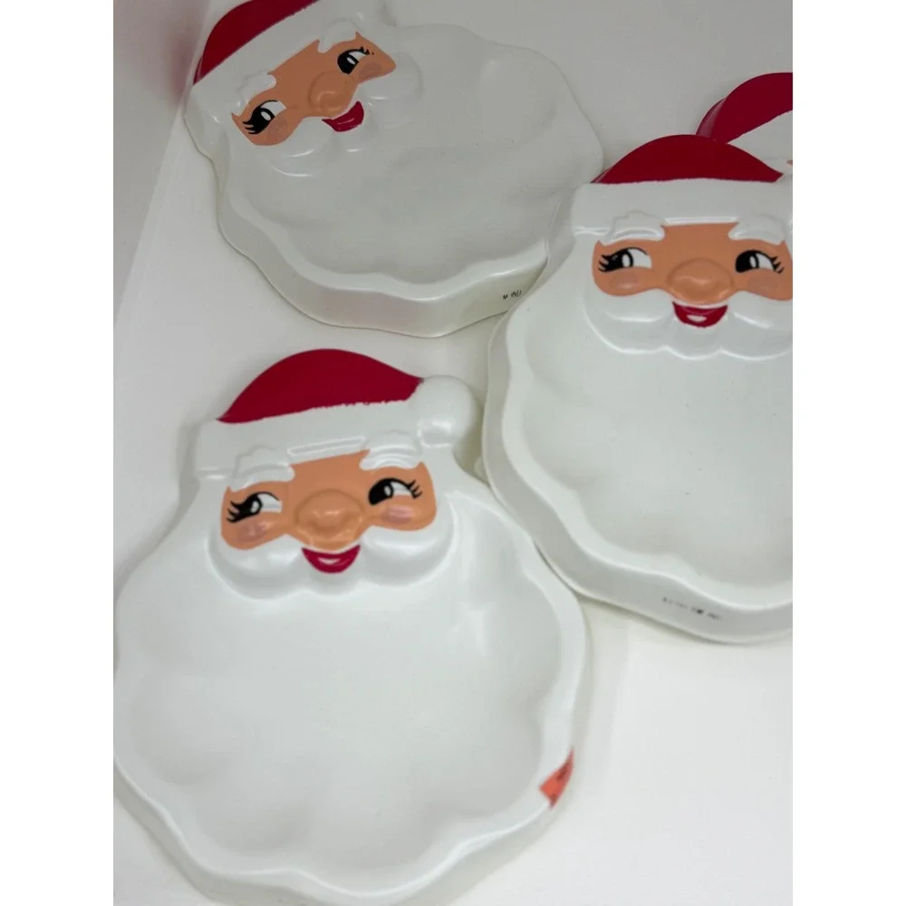 VTG Artherm Ind Santa Claus Plates White Red Plastic Christmas Trays Set of 4‎